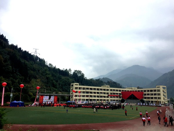 七一映秀中学校园